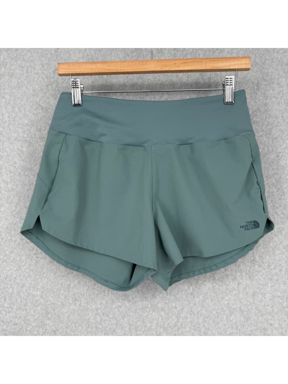 The North Face TNF Womens Arque 3" Hiking Short Size S Sage Green Zip Pocket EUC